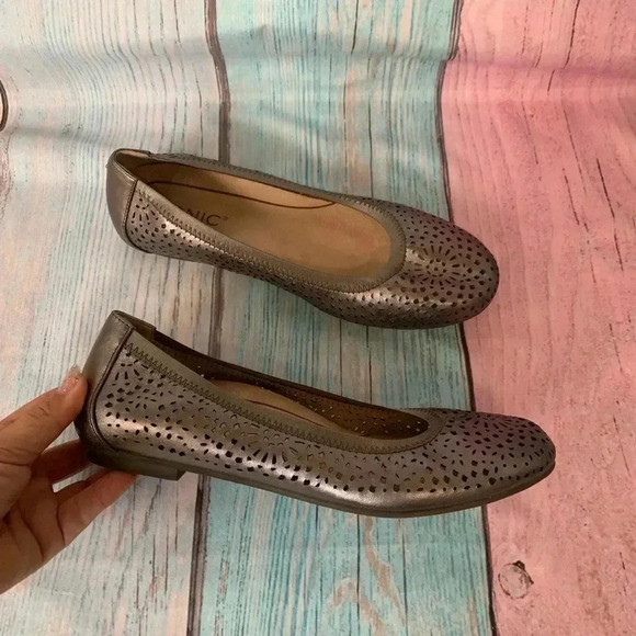 Metallic gray Vionic ballet flats size 7 - Picture 10 of 10